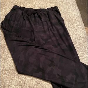 Black camo joggers XL